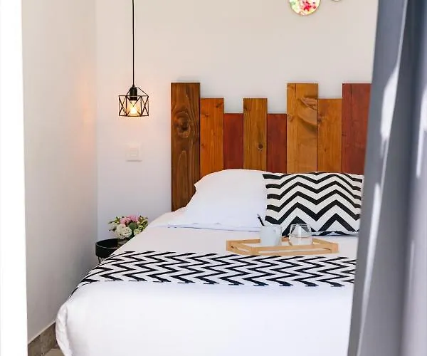 Les Volets Rouges - - Situe Dans Le Parc National Des Calanques - Parking Gratuit Cassis