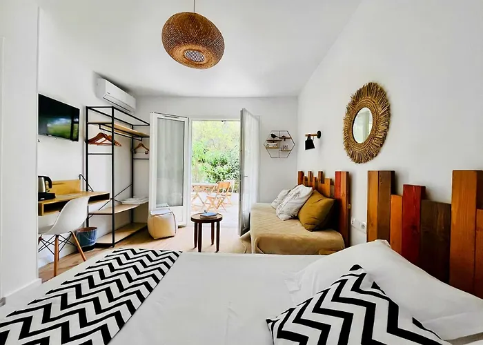 Hotel Les Volets Rouges - - Situe Dans Le Parc National Des Calanques - Parking Gratuit