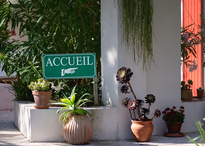 Hotel Les Volets Rouges - - Situe Dans Le Parc National Des Calanques - Parking Gratuit 2*